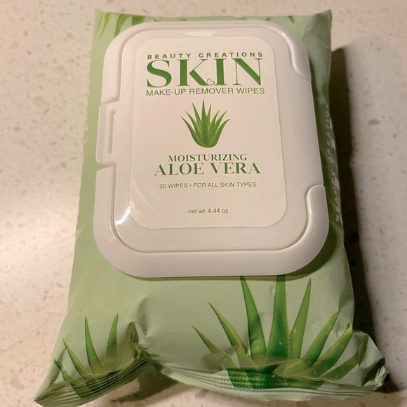 🔴 4/$15 NEW Aloe Vera Moisturizing Makeup Remover Wipes 30 count pack - Picture 3 of 5